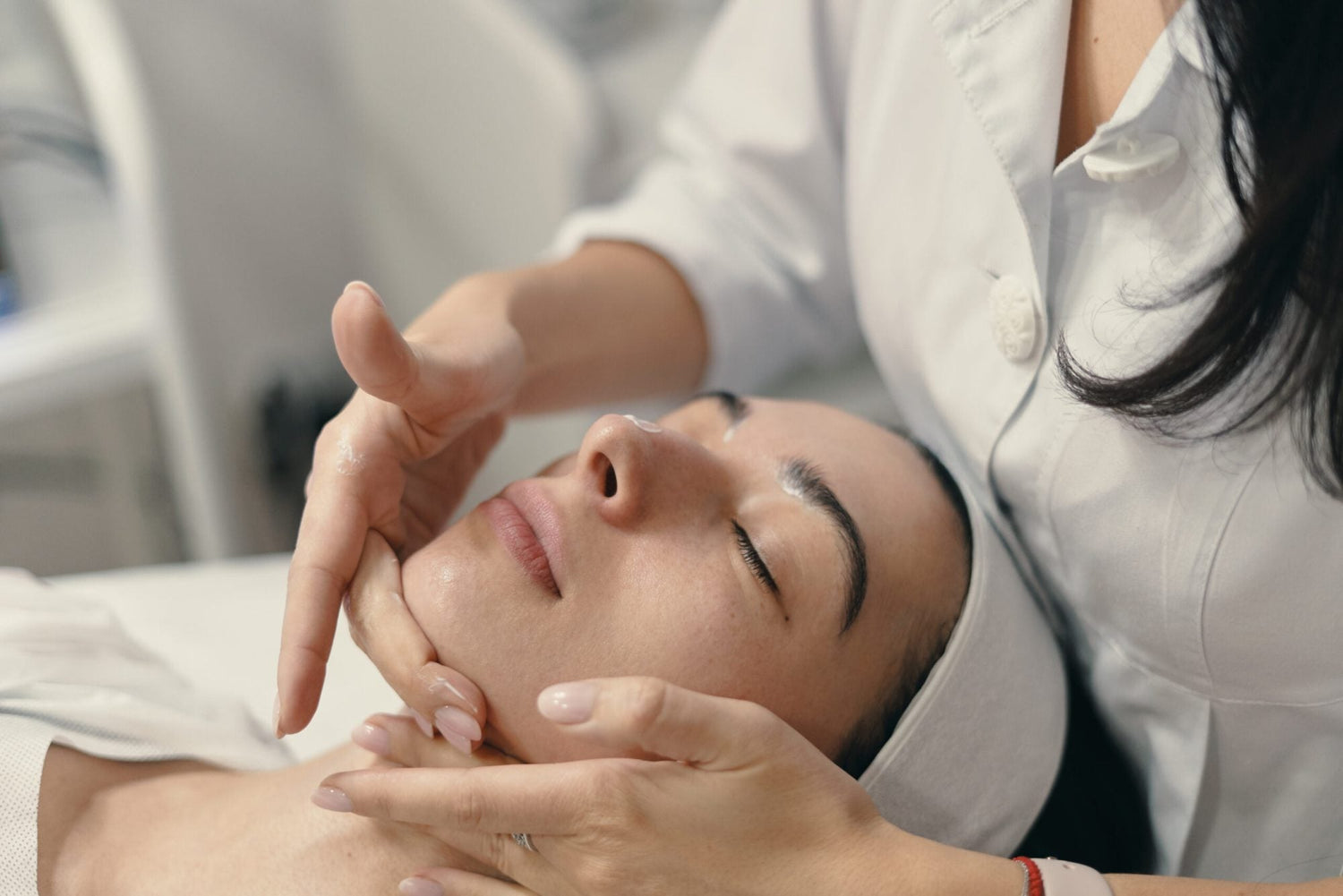 Soin visage anti-âge avec massages faciaux